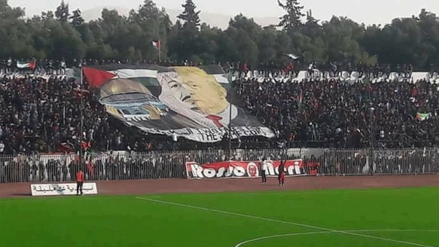 Cezayir'de tribündeki "pankartlı tepki"