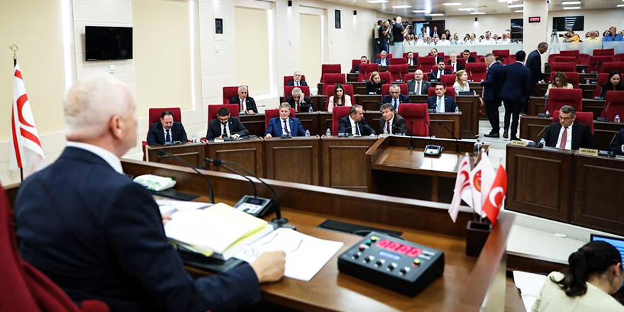 Gazeteciler Meclisten dışarı çıkarılmak istendi!