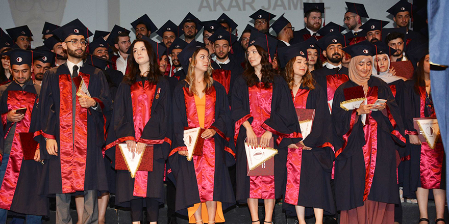 Yakın Doğu Üniversitesi Eczacılık Fakültesi mezunları kep attı