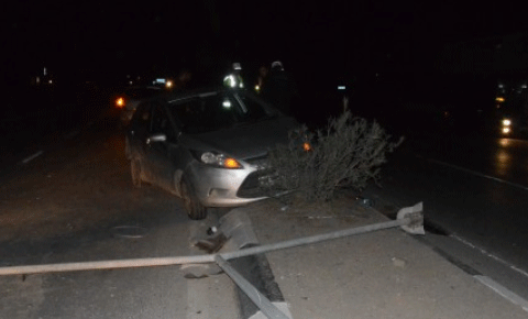 Aydınlatma direğine çarparak durabildi