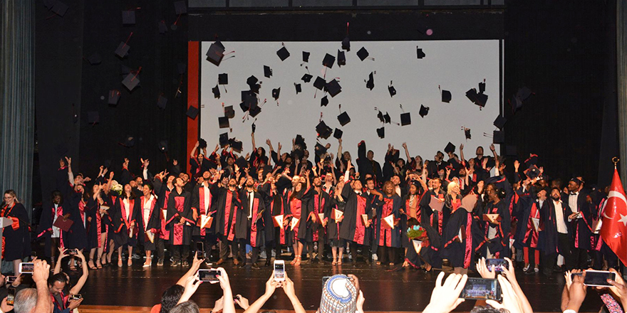 Genç hukukçular diplomalarını törenle aldı