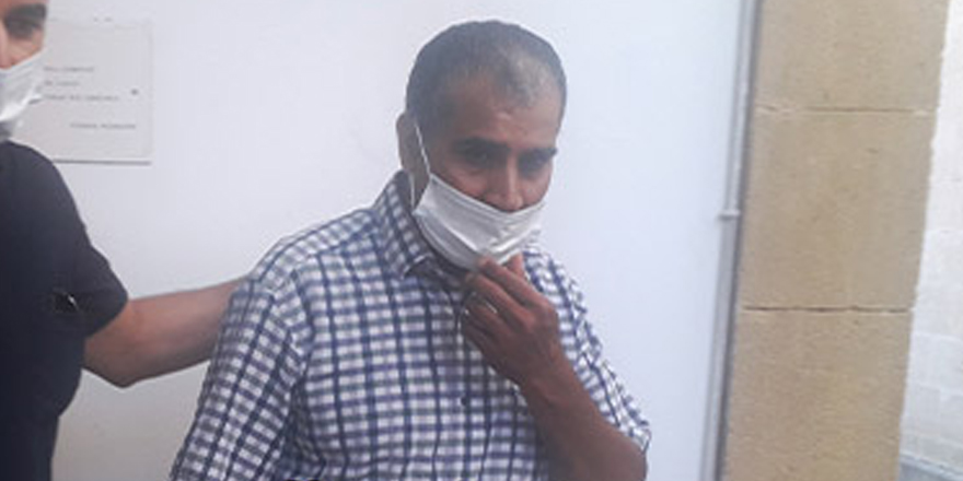 Arkadaşının kafasına bardakla vurdu