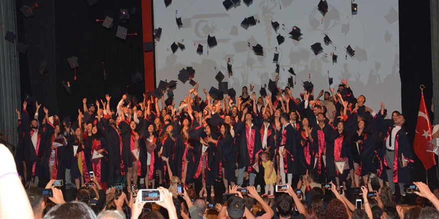 YDÜ Sağlık Hizmetleri Meslek Yüksekokulu mezunları diplomalarını aldı