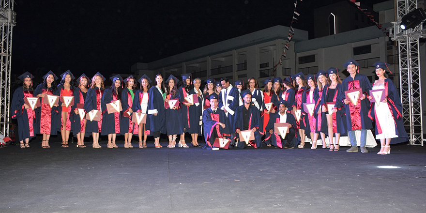 YDÜ Fen-Edebiyat Fakültesi mezunları diplomalarını törenle aldı