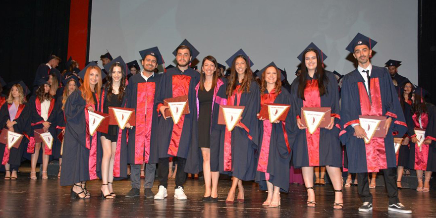 YDÜ Sağlık Bilimleri Fakültesi mezunları, diplomalarını törenle aldı