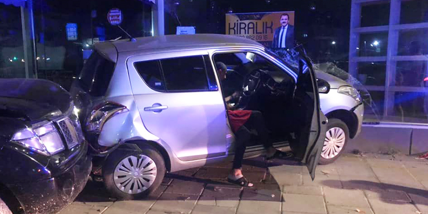 Araç dükkana girdi!