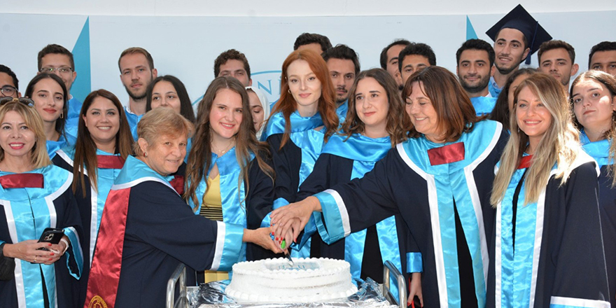 Girne Üniversitesi Diş Hekimliği Fakültesi, ilk mezunlarını görkemli bir törenle uğurladı