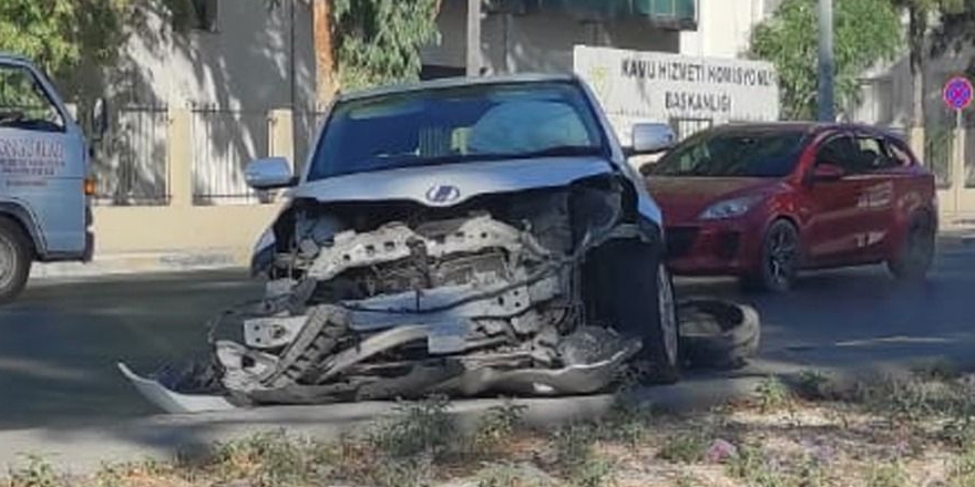 Lefkoşa'da kaza: İki araçta ciddi hasar oluştu