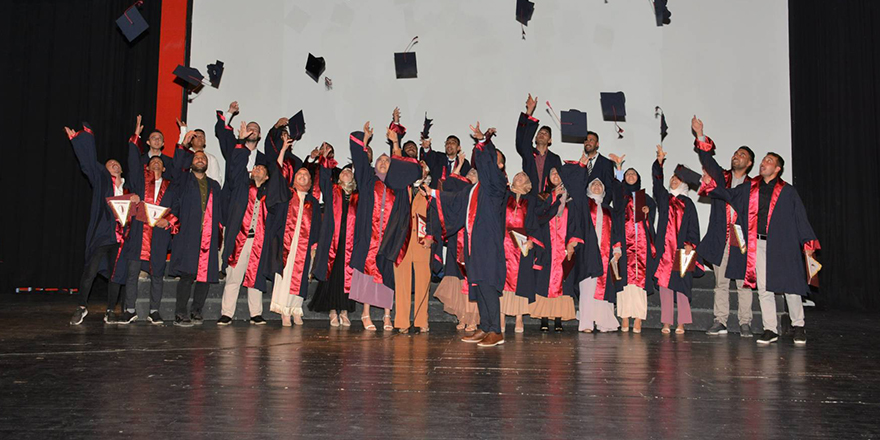 YDÜ İlahiyat Fakültesi mezunları diplomalarını törenle aldı