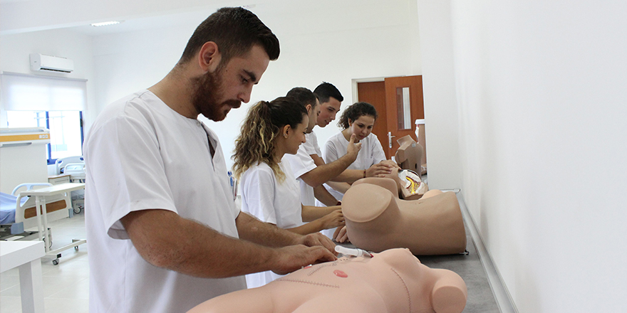 LAÜ Hemşirelik  öğrencileri tam donanımlı laboratuvarlarda eğitim alıyorlar