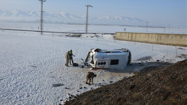 Ağrı'da trafik kazası: 3 ölü, 11 yaralı