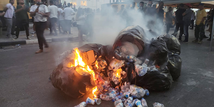 Emekçiler meclis önünde çöp yakıyor