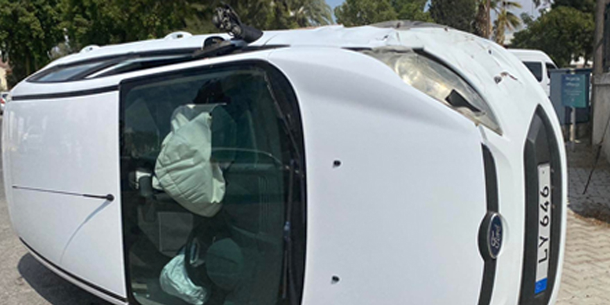 Lefkoşa'da gerçekleşen kazada bir araç yan döndü