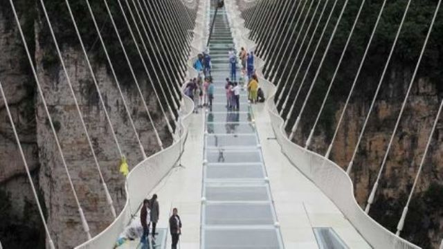 Çin'de dünyanın en uzun cam köprüsü yapıldı