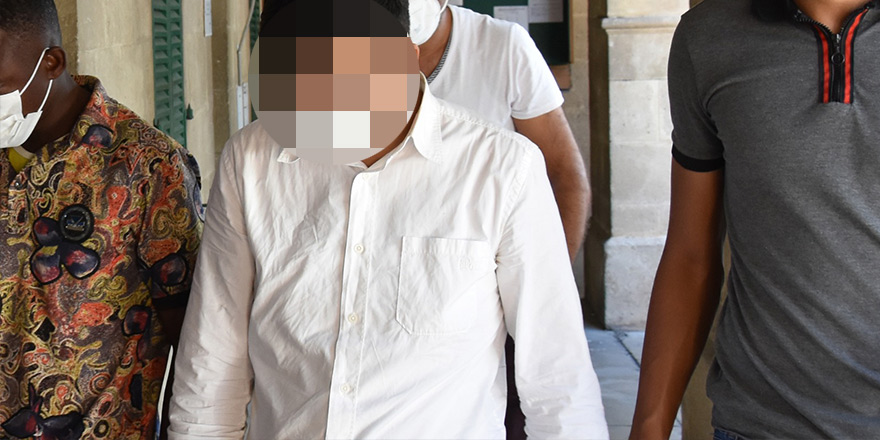 Başkasına ait aracı izinsiz aldı, duvara çarptı!