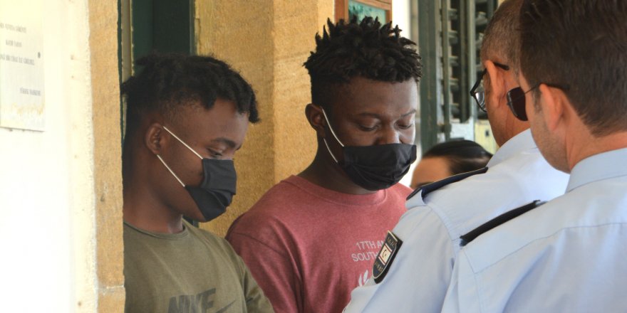 Hırsızlık suçuna 18’er ay hapis cezası verildi