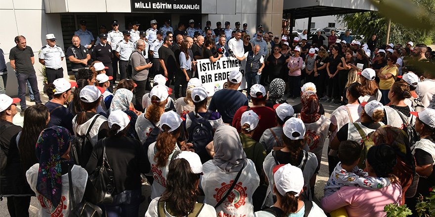 3 sendika Eğitim Bakanı'nı istifaya çağırdı