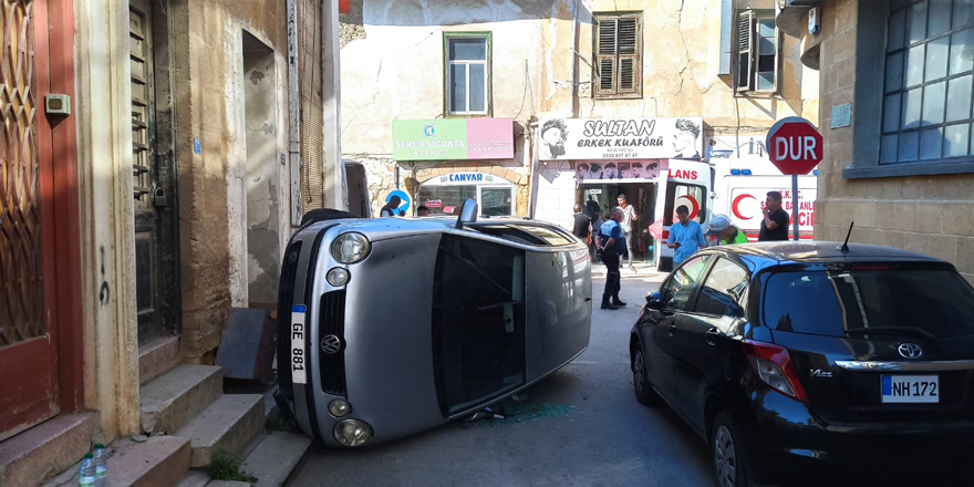 Lefkoşa'da Surlariçi'nde araç yan yattı