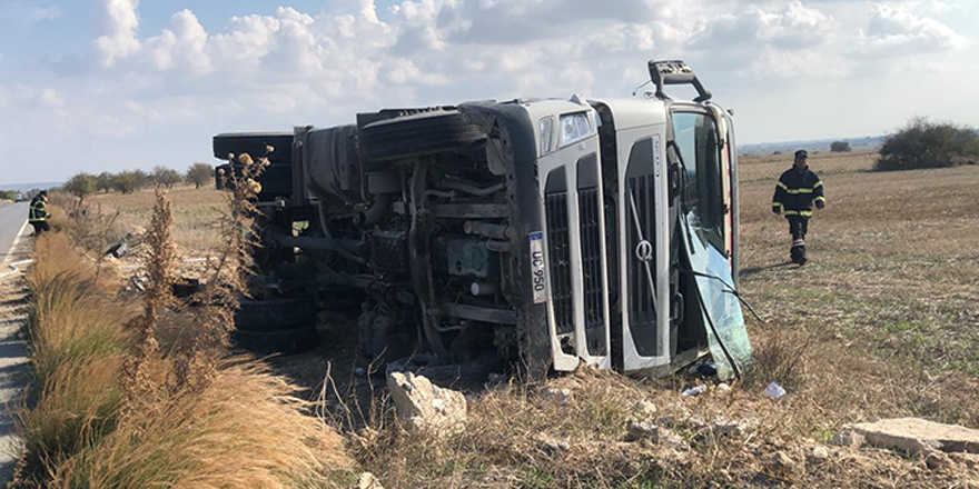 İskele-Lefkoşa Anayolu!nda akaryakıt tankeri devrildi