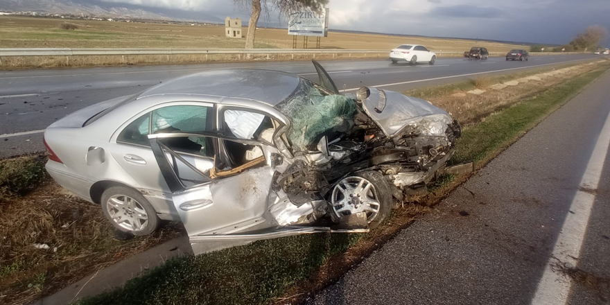 Direksiyon hakimiyetini kaybeden sürücü karşı şeritten gelen araçla çarpıştı