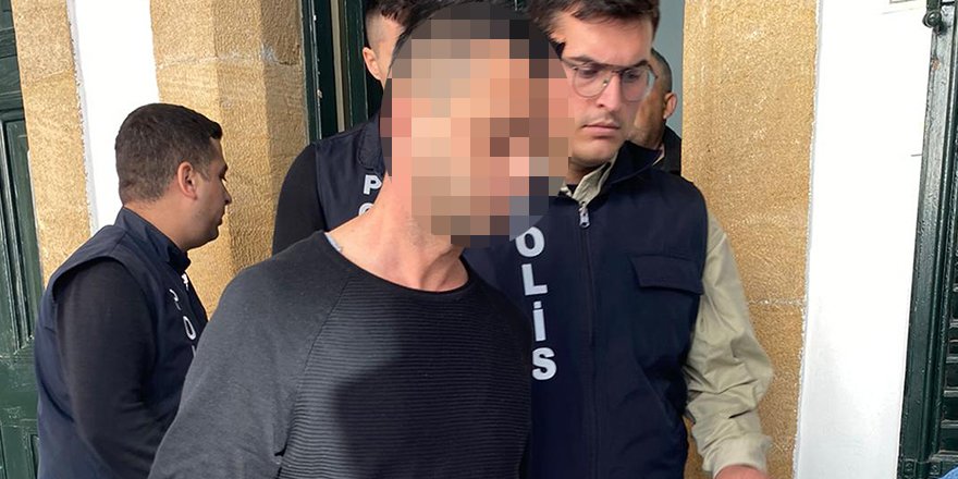 Arabasının içinde kadınlara bakarak mastürbasyon yaptı