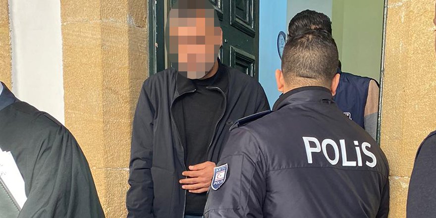 Ülkeye yüklü miktarda kayıt dışı para ile giriş yaparken yakalandı