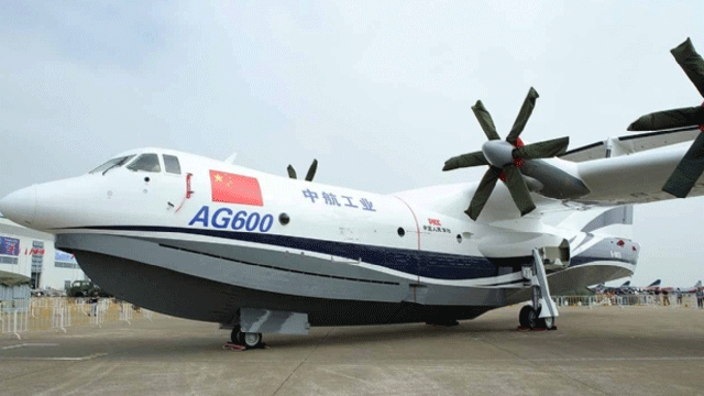 Dünyanın en büyük amfibik uçağı ilk uçuşunu yaptı