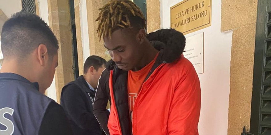 Yoldan geçen polislere küfür edip darp eden şahsın ülkede kaçak kaldığı tespit edildi