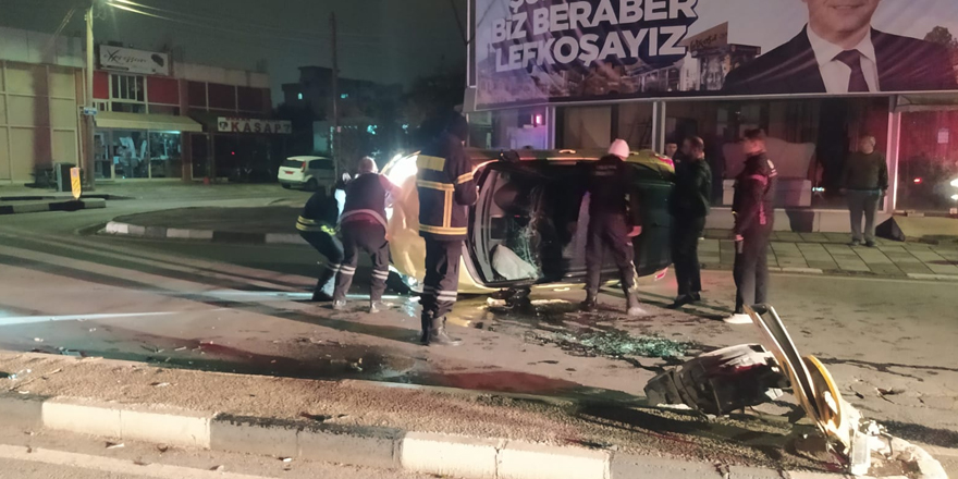 Orta refüjde bulunan trafik levhasına çarpan otomobil, yan yatarak durabildi