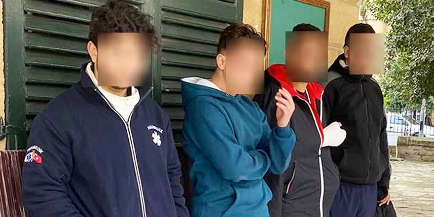 Yürürken omuz attığı için birbirlerine girdiler!