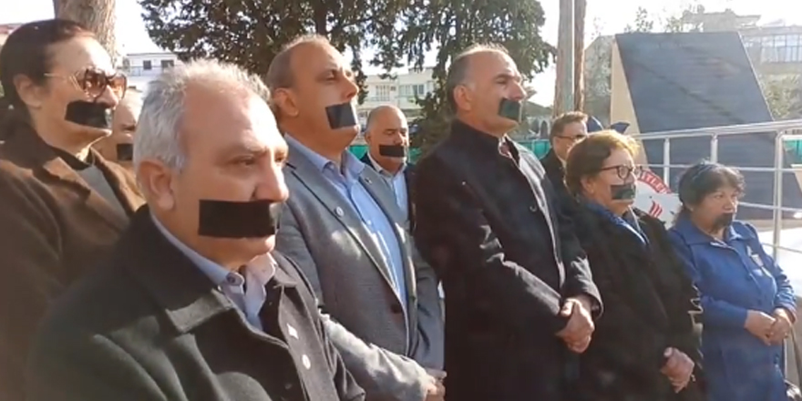 Şehit aileleri ağızlarına siyah bant taktı