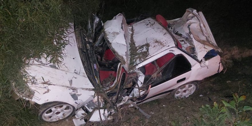 Ağaca çarpan araç takla attı