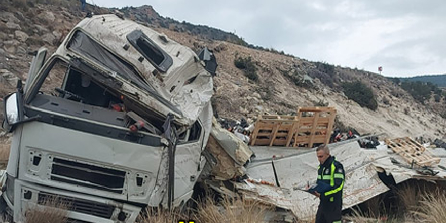 Dağ yolunda TIR, şarampole yuvarlandı