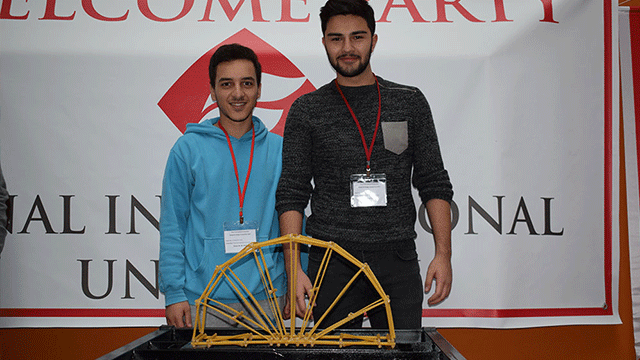 UFÜ’de “Makarna Köprüsü Yarışması” düzenlendi