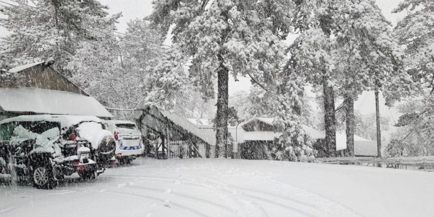 Trodos'a giden yollar yoğun kar yağışı nedeniyle kapandı