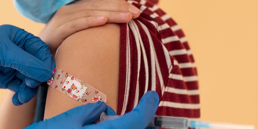 “Çocukluk çağı aşılarının özel sağlık kuruluşlarına verilmesini durduran karar ivedilikle geri çekilmeli”