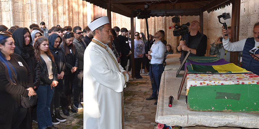 Gözyaşlarıyla son yolculuğuna uğurladı