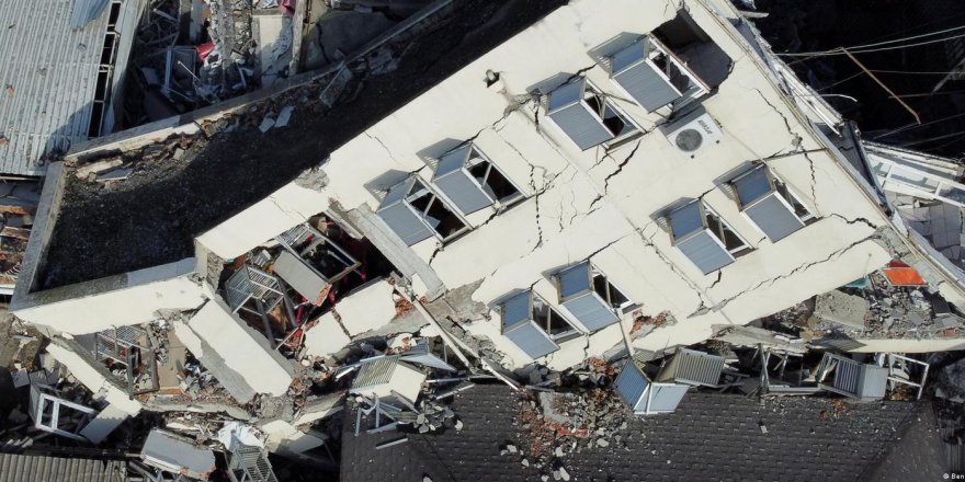 Depremlerdeki can kaybı 8 bin 574'e yükseldi