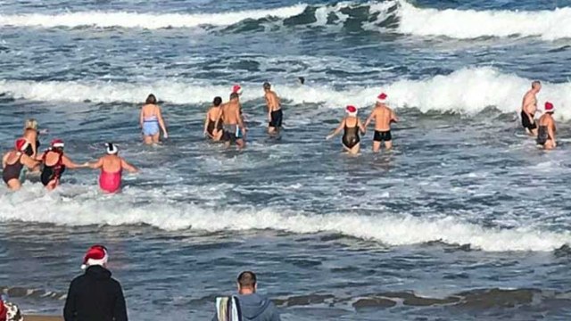 Noel’i denize girerek kutladılar