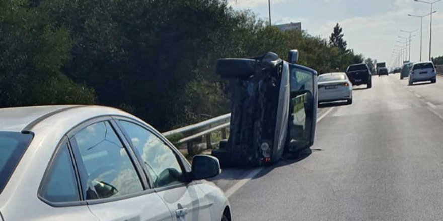 Takla atan araç, yol içerisinde yan yatarak durabildi