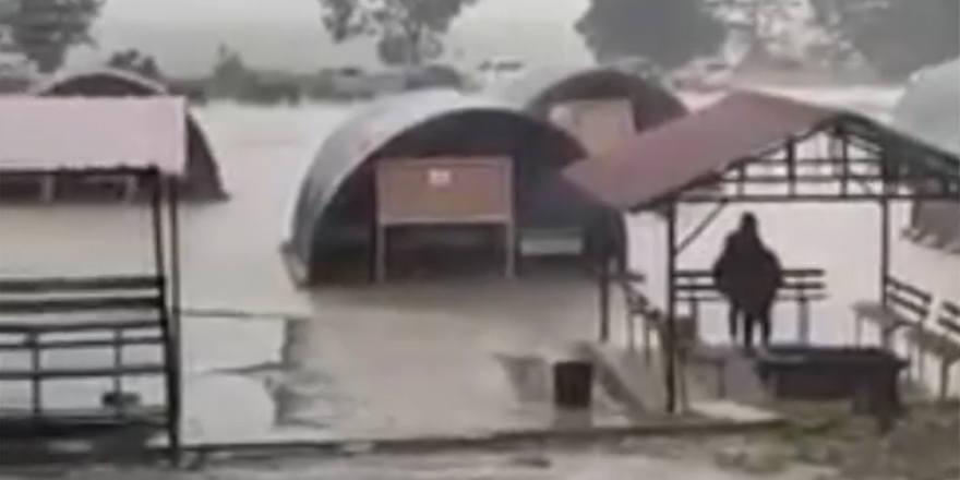 Çadırları su bastı!