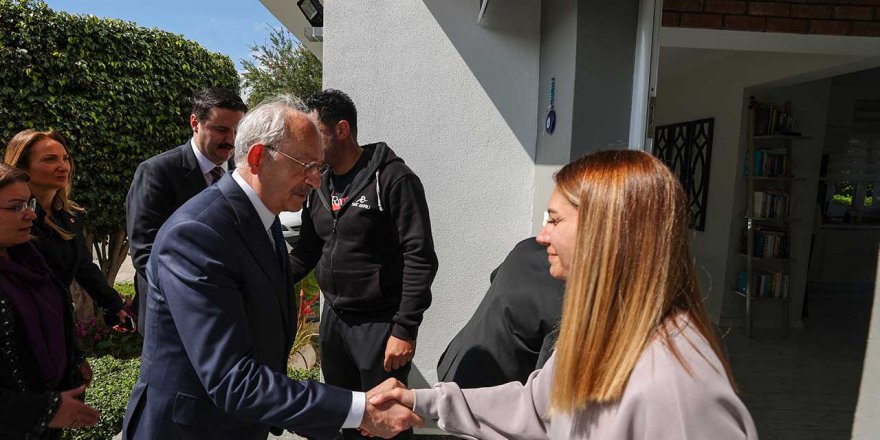 Kılıçdaroğlu, depremde çocuklarını kaybeden aileleri ziyaret etti