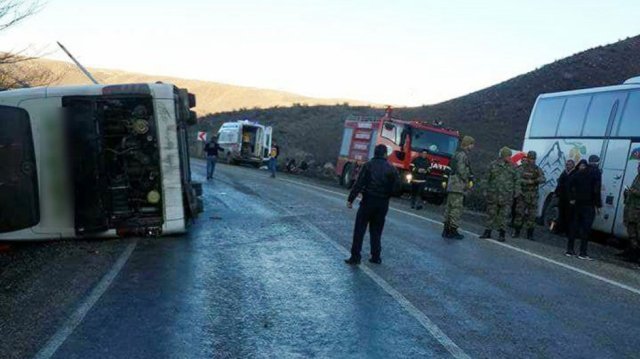 Kars'ta yolcu otobüsü devrildi: 30 yaralı