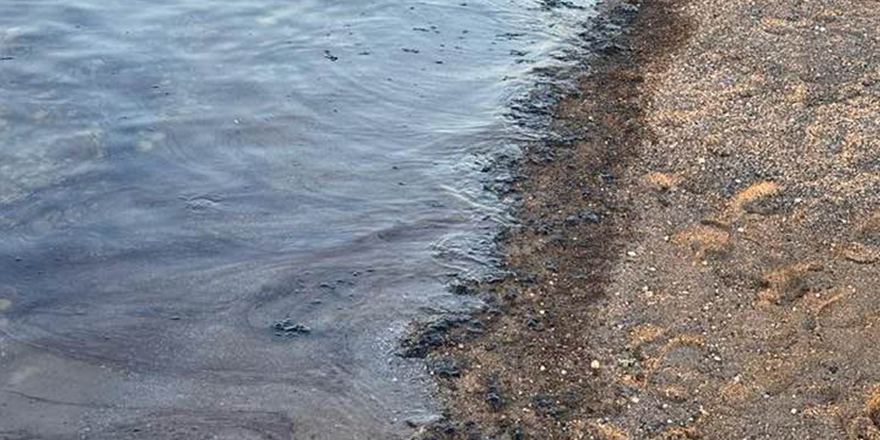 Arıklı: Atığın açık denizde bir gemi tarafından bırakıldığı tahmin edilmektedir