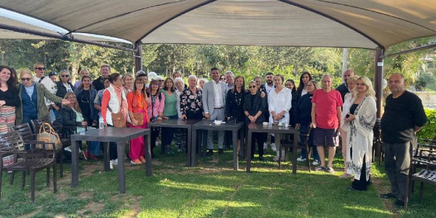 Alsancak’ta 8 köpeğin zehirlenerek öldürülmesine hayvanseverlerden tepki