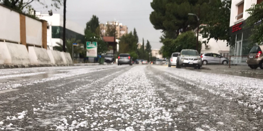 Lefkoşa’da fırtına ve dolu etkili oldu