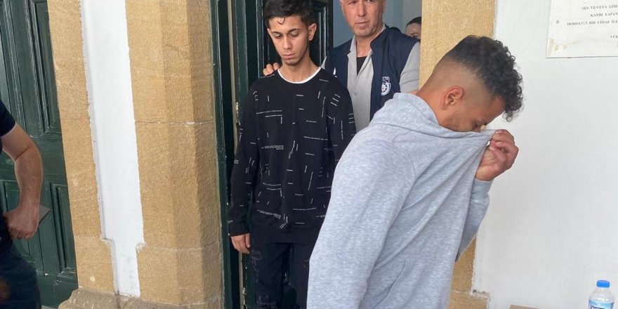 Apartman girişlerindeki bisikletleri çalıp sattılar!