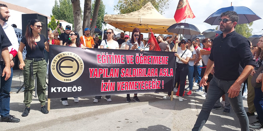 Öğretmenler, yasalarındaki değişikliği Meclis önünde protesto ediyor