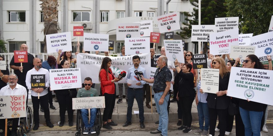 Sağlık Dernekleri Platformu, Maliye ve Sağlık Bakanlığı önünde eylem yaptı, ilaç eksikliklerine dikkat çekti