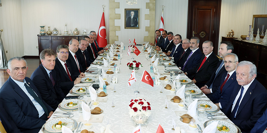 Erdoğan ile Tatar, baş başa görüşmenin ardından heyetler arası görüşmeye geçti